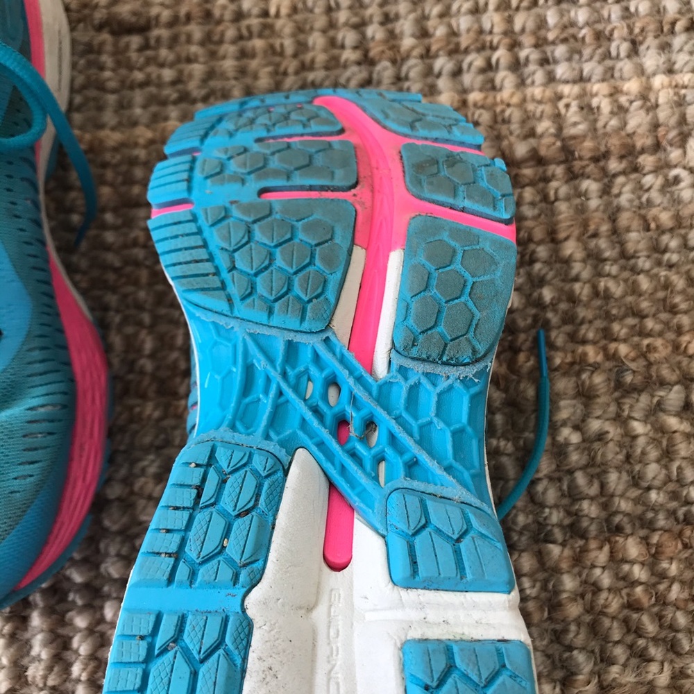 ASICS - Picture 2 of 11